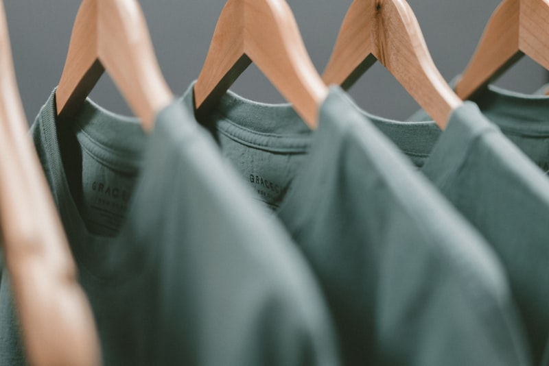 Armario organizado con prendas clave de moda