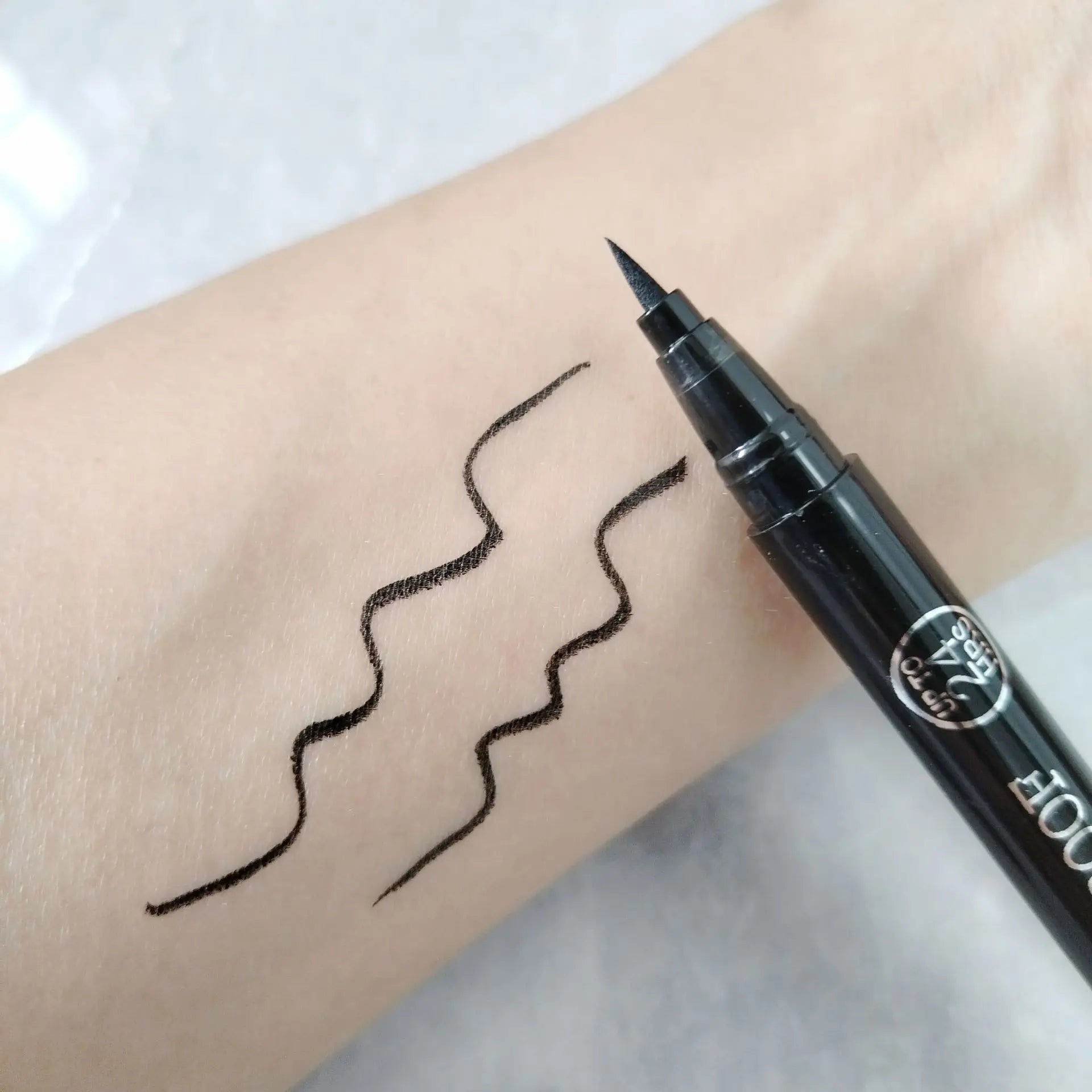 Delineador de Ojos Waterproof Punta Fina