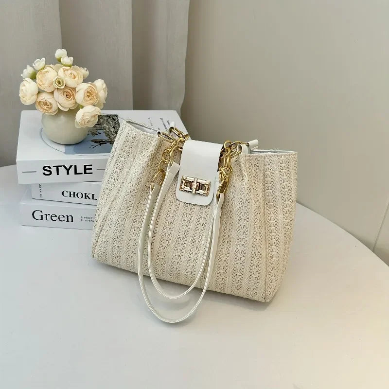Bolso de Paja Trenzada con Detalles en Cuero